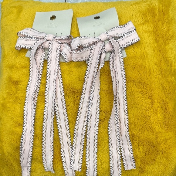 Accessories - 4 pieces / 2 pairs: Elegant Pink Lace Hair Bows